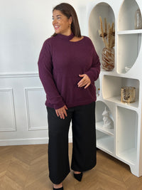 Pull violet à manches longues et encolure ajourée asymétrique, porté de face sur un pantalon large noir – Daisie | Loïcia