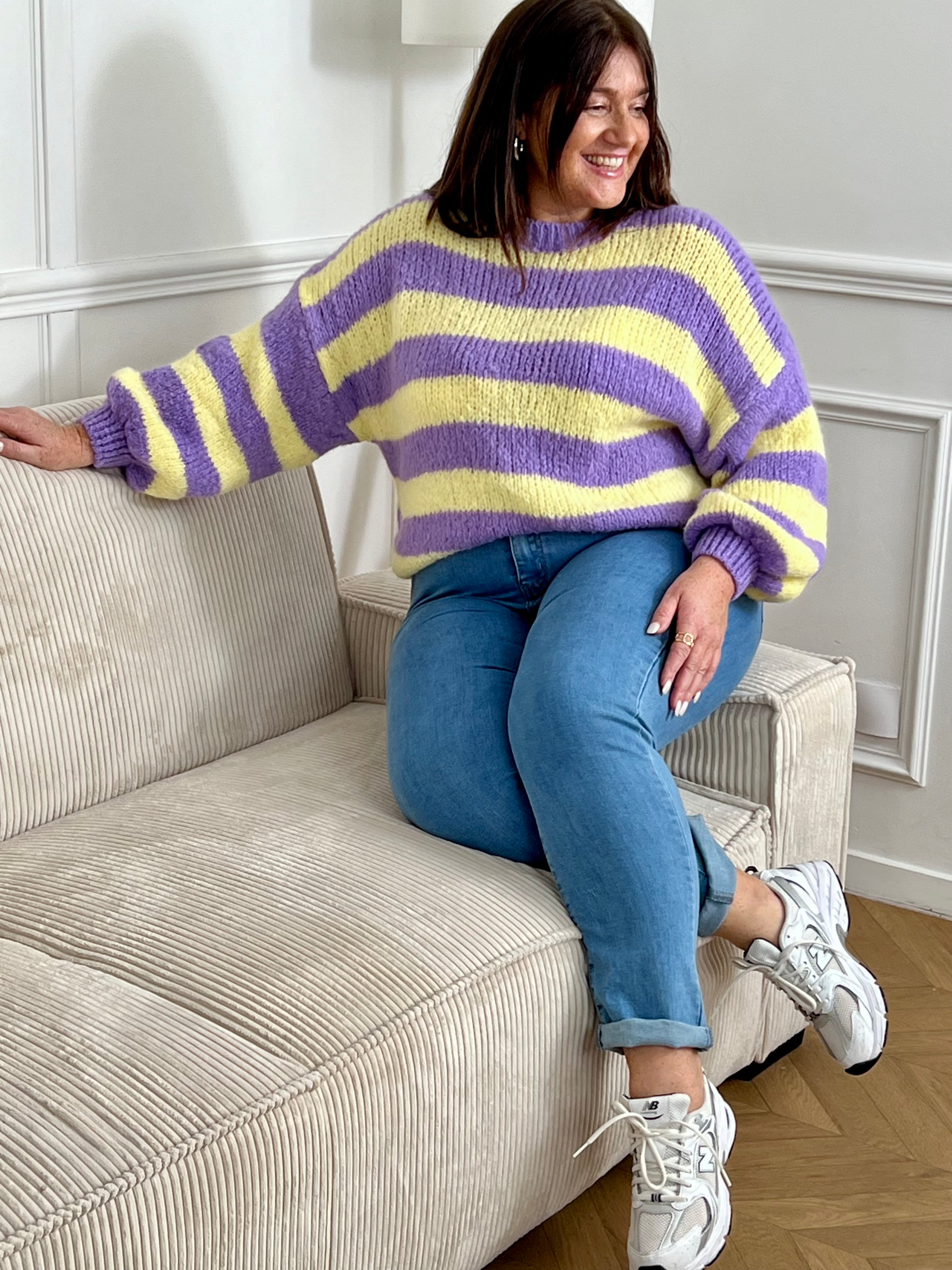Craquez pour ce pull en laine grande taille femme, doux et confortable. Doté de manches longues et d’un col rond intemporel, il se distingue par ses rayures horizontales violettes et jaunes qui apportent une touche colorée et originale à vos tenues d’hiver.