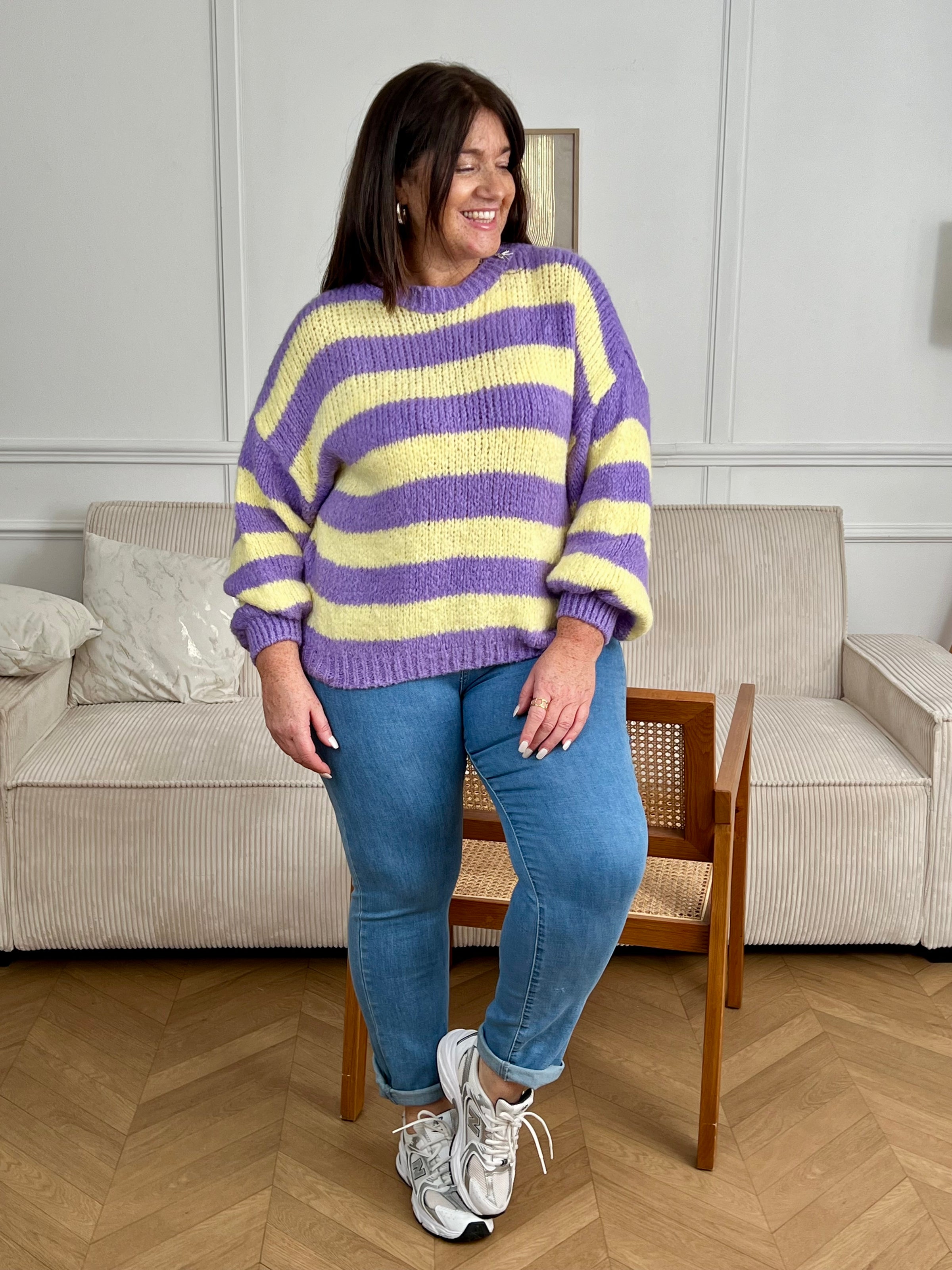 Craquez pour ce pull en laine grande taille femme, doux et confortable. Doté de manches longues et d’un col rond intemporel, il se distingue par ses rayures horizontales violettes et jaunes qui apportent une touche colorée et originale à vos tenues d’hiver.