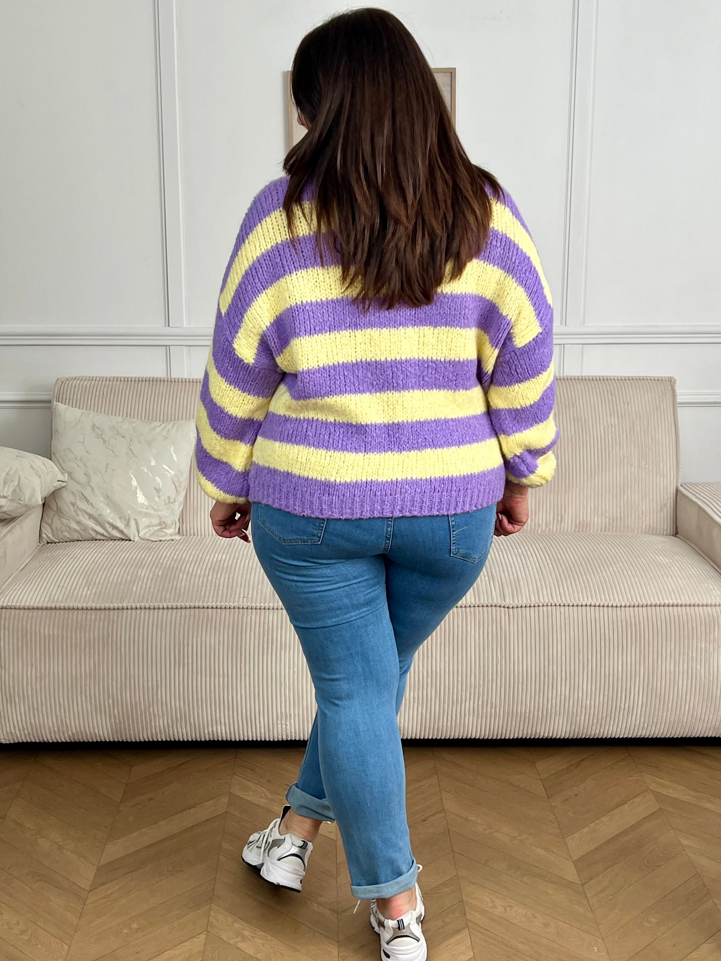 Craquez pour ce pull en laine grande taille femme, doux et confortable. Doté de manches longues et d’un col rond intemporel, il se distingue par ses rayures horizontales violettes et jaunes qui apportent une touche colorée et originale à vos tenues d’hiver.