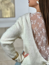 Découvrez le charme intemporel du pull Hélène, un tricot en laine écru qui allie élégance et féminité. Avec ses manches longues et son col rond classique, ce pull offre confort et chaleur au quotidien. Le détail signature ? Un dos nu orné de dentelle transparente à nouer, créant une silhouette sophistiquée et moderne.