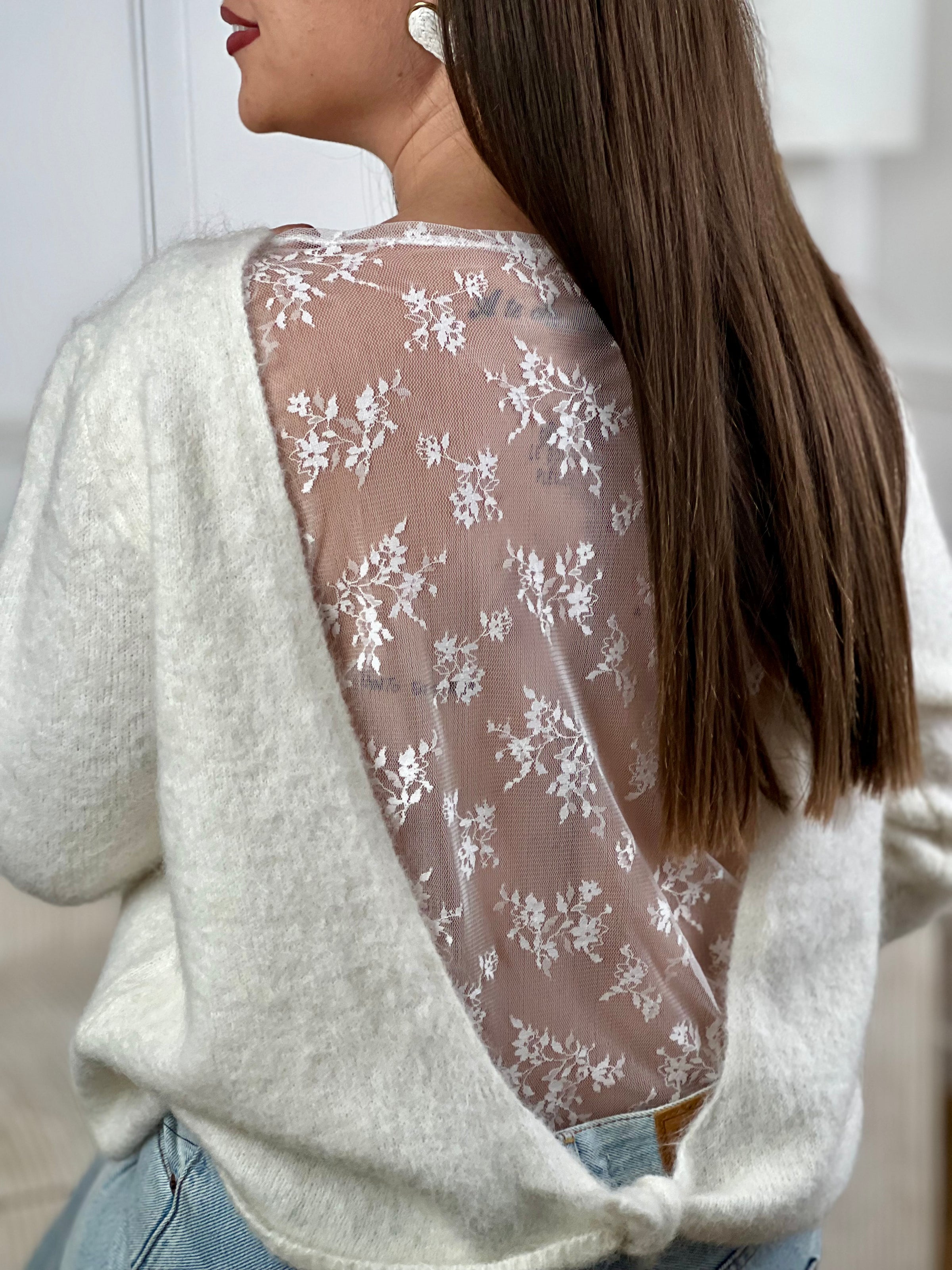 Découvrez le charme intemporel du pull Hélène, un tricot en laine écru qui allie élégance et féminité. Avec ses manches longues et son col rond classique, ce pull offre confort et chaleur au quotidien. Le détail signature ? Un dos nu orné de dentelle transparente à nouer, créant une silhouette sophistiquée et moderne.