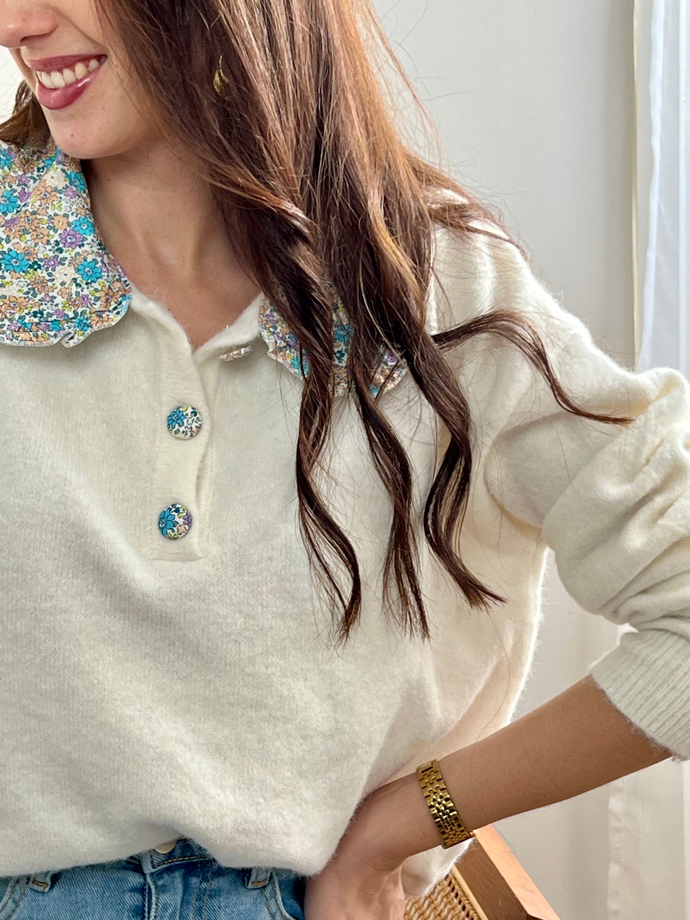 Découvrez le Pull Amelys, une pièce incontournable alliant élégance et confort. Doté d'un col claudine orné de motifs fleuris délicats, ce pull long manches apporte une touche romantique à votre garde-robe. Les boutons à motifs sur le devant ajoutent du caractère et du détail à cette création.