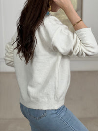 Découvrez le Pull Amelys, une pièce incontournable alliant élégance et confort. Doté d'un col claudine orné de motifs fleuris délicats, ce pull long manches apporte une touche romantique à votre garde-robe. Les boutons à motifs sur le devant ajoutent du caractère et du détail à cette création.