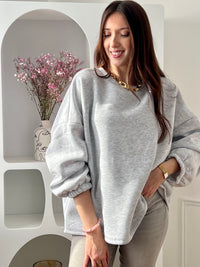 Adoptez ce sweat gris femme à la coupe large, confortable et tendance. Doté d’un col rond et de manches longues, il se distingue par son inscription “Bisou” en rose au dos qui apporte une touche originale. Un sweat gris et rose parfait pour un look casual et moderne.