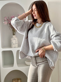 Adoptez ce sweat gris femme à la coupe large, confortable et tendance. Doté d’un col rond et de manches longues, il se distingue par son inscription “Bisou” en rose au dos qui apporte une touche originale. Un sweat gris et rose parfait pour un look casual et moderne.