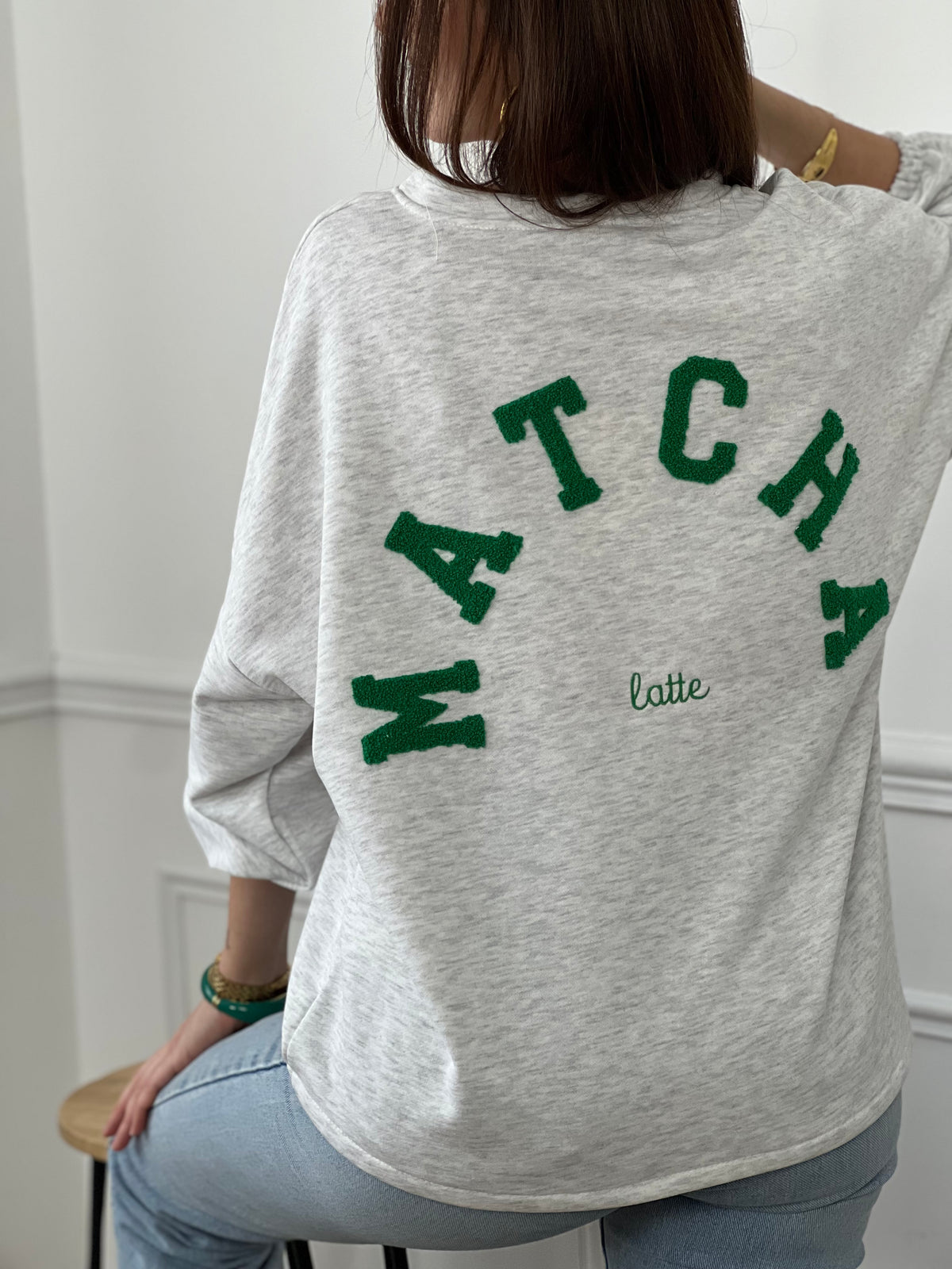 Craquez pour ce sweat gris&nbsp; femme à la coupe large, confortable et tendance. Doté d’un col rond, de manches longues avec élastique aux poignets, il est confectionné en 100 % coton. Son inscription “Matcha latte” en vert au dos apporte une touche originale à ce modèle vert et gris parfait pour un look casual.