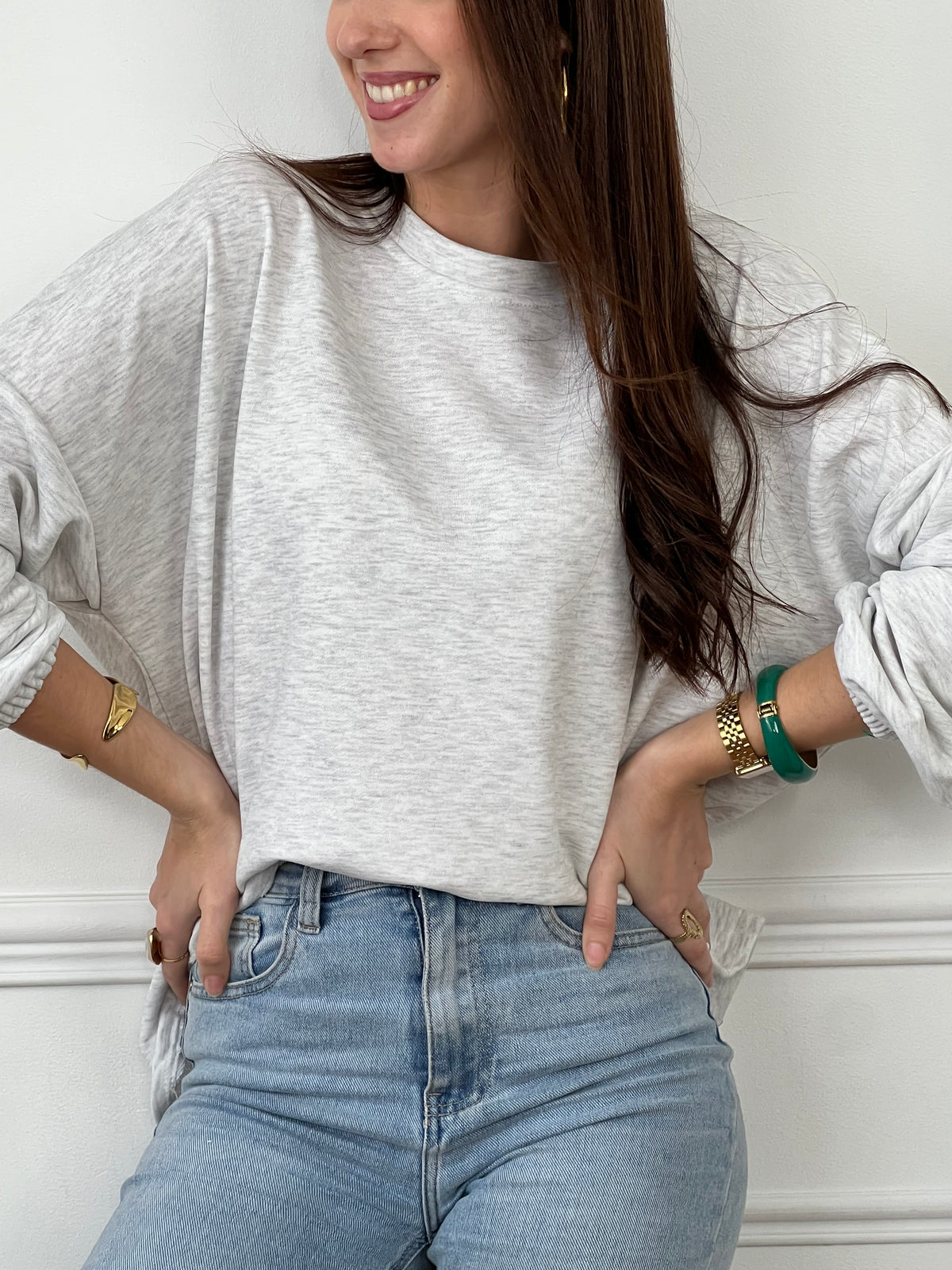 Craquez pour ce sweat gris&nbsp; femme à la coupe large, confortable et tendance. Doté d’un col rond, de manches longues avec élastique aux poignets, il est confectionné en 100 % coton. Son inscription “Matcha latte” en vert au dos apporte une touche originale à ce modèle vert et gris parfait pour un look casual.