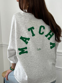 Craquez pour ce sweat gris&nbsp; femme à la coupe large, confortable et tendance. Doté d’un col rond, de manches longues avec élastique aux poignets, il est confectionné en 100 % coton. Son inscription “Matcha latte” en vert au dos apporte une touche originale à ce modèle vert et gris parfait pour un look casual.