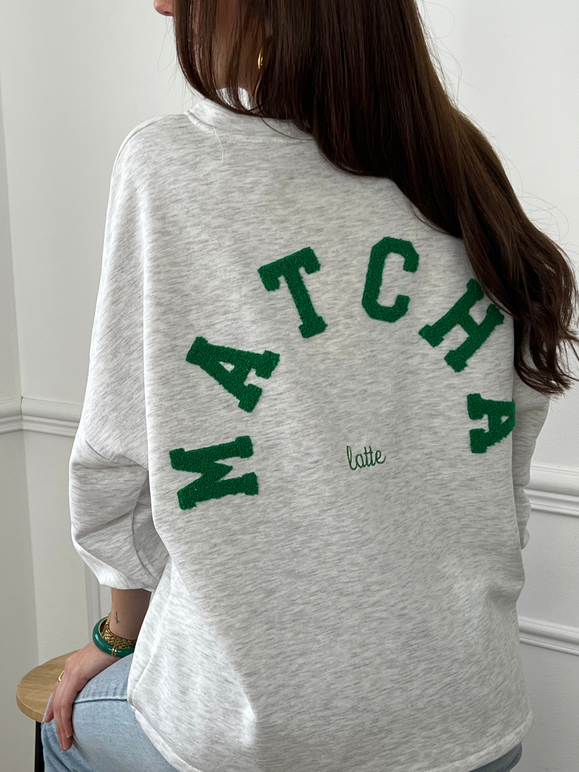 Craquez pour ce sweat gris&nbsp; femme à la coupe large, confortable et tendance. Doté d’un col rond, de manches longues avec élastique aux poignets, il est confectionné en 100 % coton. Son inscription “Matcha latte” en vert au dos apporte une touche originale à ce modèle vert et gris parfait pour un look casual.