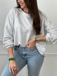 Craquez pour ce sweat gris&nbsp; femme à la coupe large, confortable et tendance. Doté d’un col rond, de manches longues avec élastique aux poignets, il est confectionné en 100 % coton. Son inscription “Matcha latte” en vert au dos apporte une touche originale à ce modèle vert et gris parfait pour un look casual.