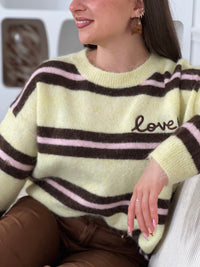 Un incontournable de votre garde-robe automne-hiver. Ce pull femme en laine allie confort et style avec ses manches longues et son col rond épuré. Les rayures horizontales marron et roses créent une harmonie visuelle intemporelle, tandis que l'inscription "Love" ornée d'un cœur marron ajoute une touche de tendresse au devant.