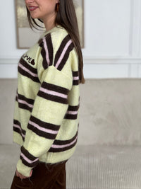 Un incontournable de votre garde-robe automne-hiver. Ce pull femme en laine allie confort et style avec ses manches longues et son col rond épuré. Les rayures horizontales marron et roses créent une harmonie visuelle intemporelle, tandis que l'inscription "Love" ornée d'un cœur marron ajoute une touche de tendresse au devant.