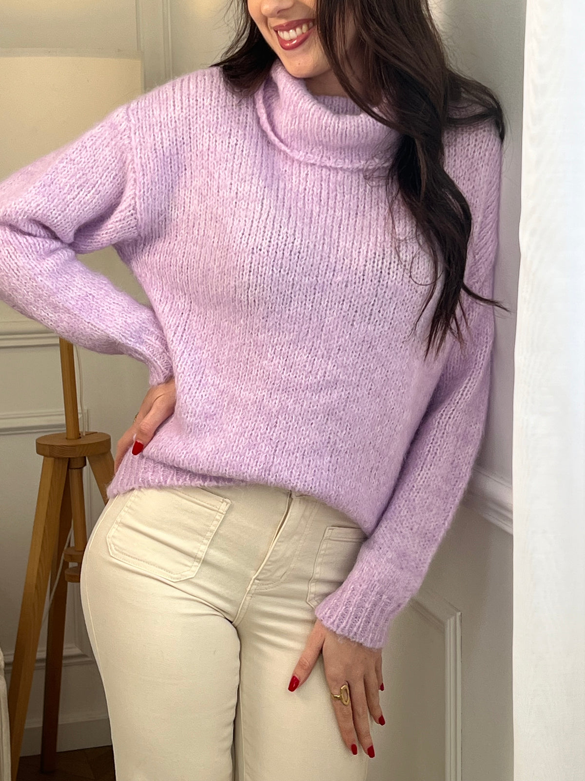 Découvrez notre pull col roulé Yse, un incontournable de votre garde-robe hivernale. Confectionné en maille douce et confortable, ce pull femme arbore un élégant col roulé qui épouse délicatement votre silhouette. Ses manches longues vous offrent une chaleur optimale pendant les mois froids.&nbsp;