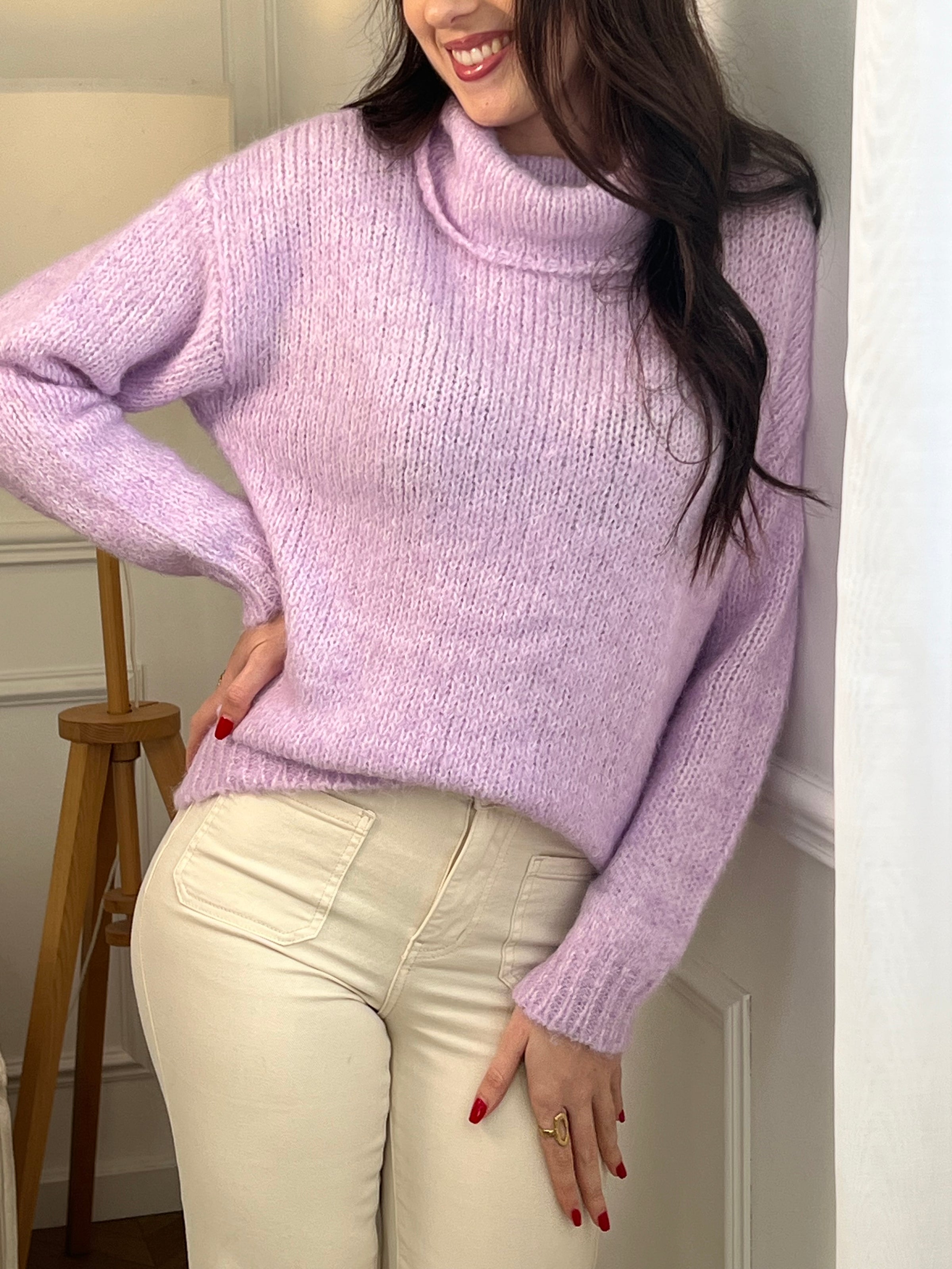 Découvrez notre pull col roulé Yse, un incontournable de votre garde-robe hivernale. Confectionné en maille douce et confortable, ce pull femme arbore un élégant col roulé qui épouse délicatement votre silhouette. Ses manches longues vous offrent une chaleur optimale pendant les mois froids.&nbsp;