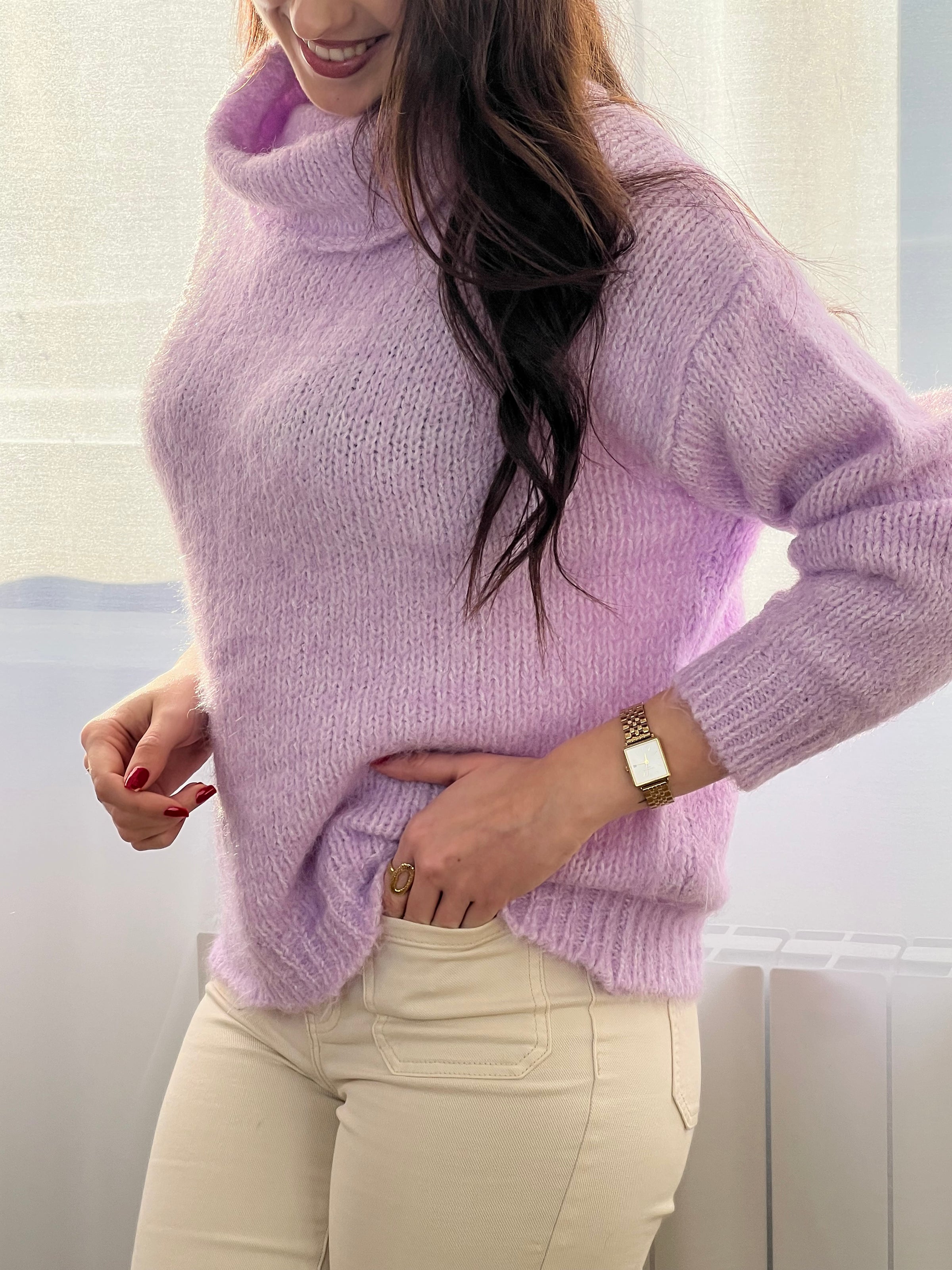 Découvrez notre pull col roulé Yse, un incontournable de votre garde-robe hivernale. Confectionné en maille douce et confortable, ce pull femme arbore un élégant col roulé qui épouse délicatement votre silhouette. Ses manches longues vous offrent une chaleur optimale pendant les mois froids.&nbsp;