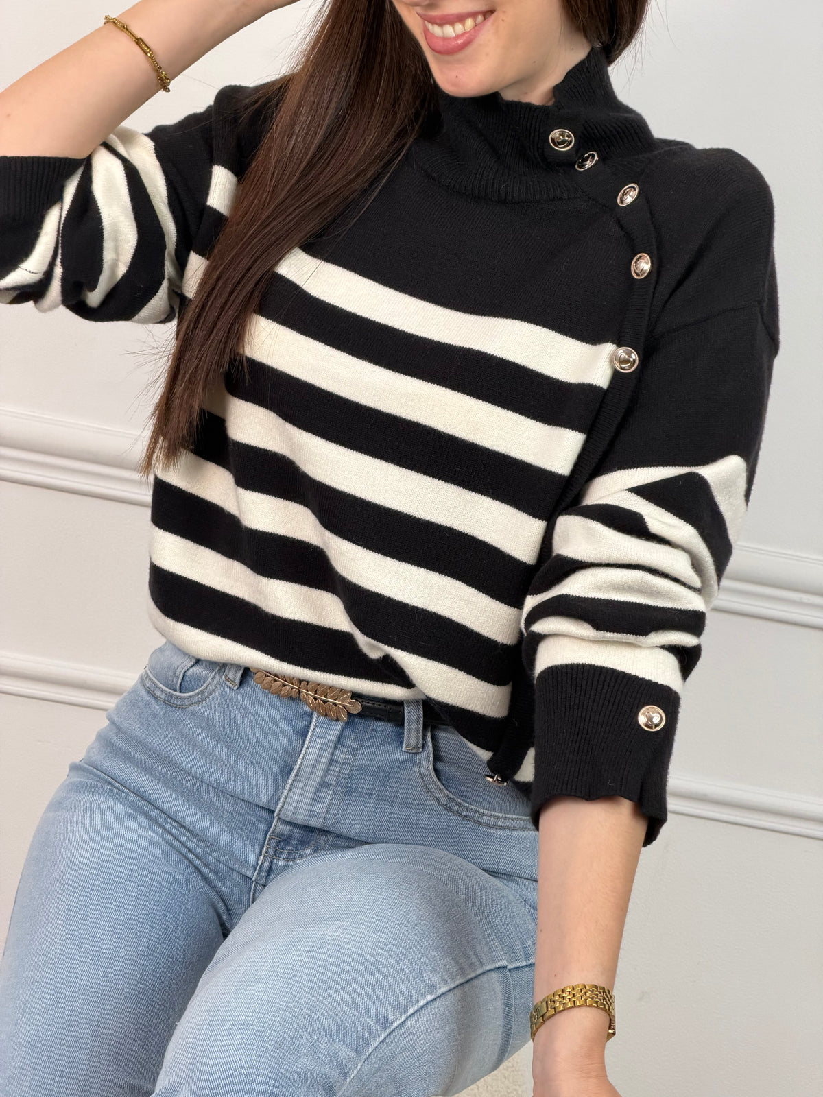 Découvrez notre pull Oryne, un incontournable de la garde-robe. Confectionné dans un style marinière intemporel, il arbore des rayures écrues élégantes sur un fond noir chaleureux. Avec ses manches longues et son col montant, ce pull offre confort et sophistication pour vos journées.&nbsp;