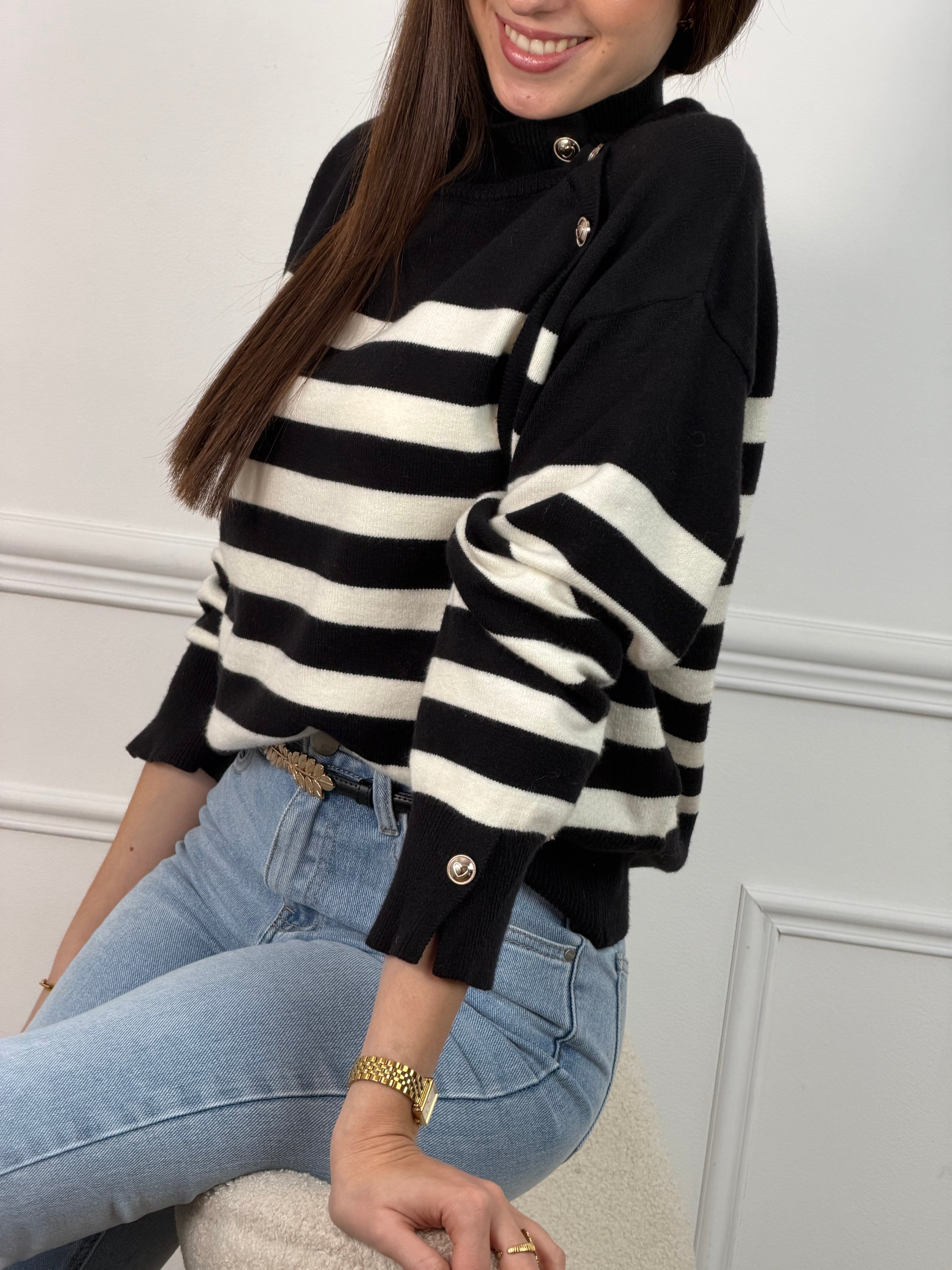 Découvrez notre pull Oryne, un incontournable de la garde-robe. Confectionné dans un style marinière intemporel, il arbore des rayures écrues élégantes sur un fond noir chaleureux. Avec ses manches longues et son col montant, ce pull offre confort et sophistication pour vos journées.&nbsp;