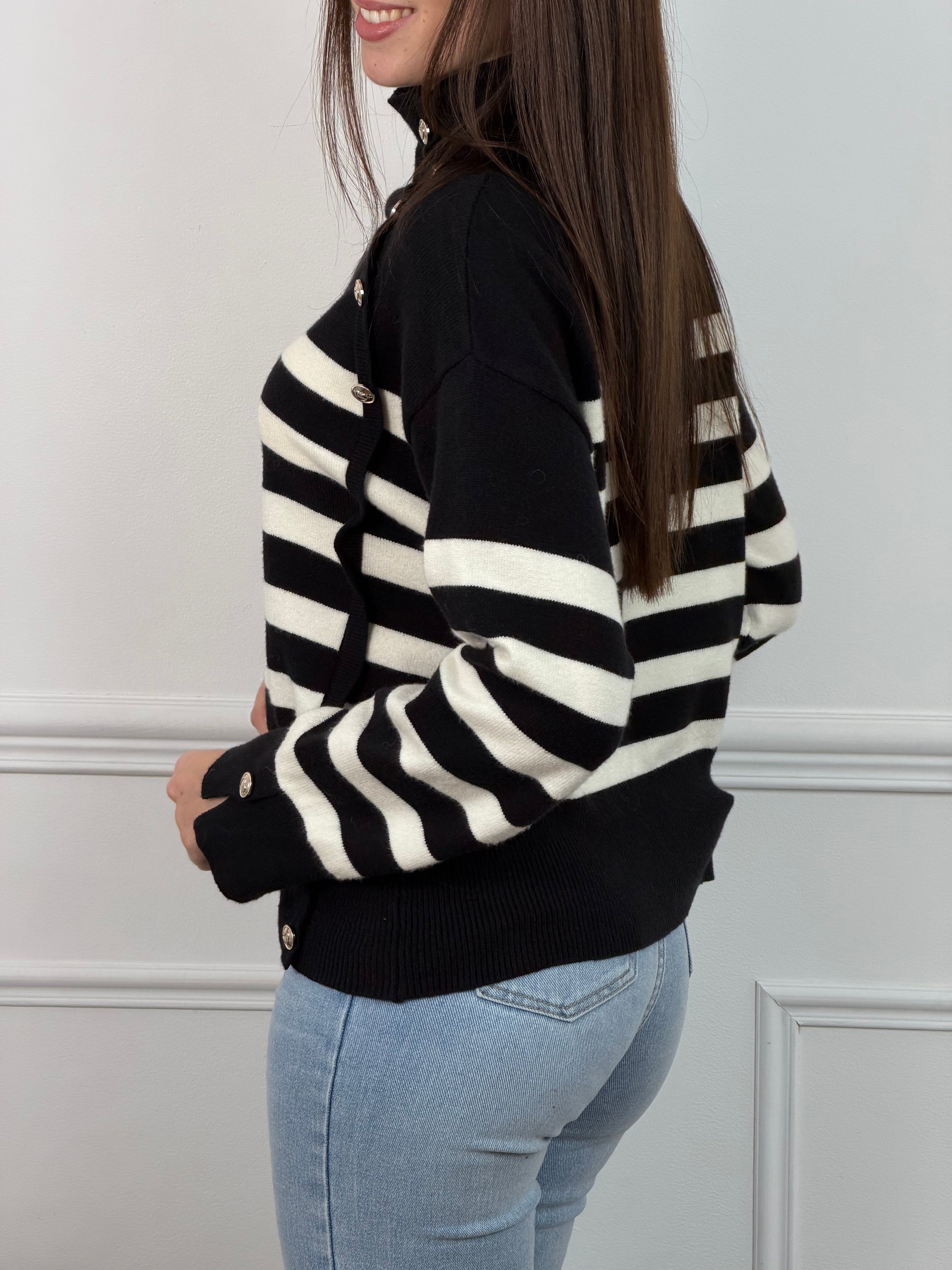 Découvrez notre pull Oryne, un incontournable de la garde-robe. Confectionné dans un style marinière intemporel, il arbore des rayures écrues élégantes sur un fond noir chaleureux. Avec ses manches longues et son col montant, ce pull offre confort et sophistication pour vos journées.&nbsp;