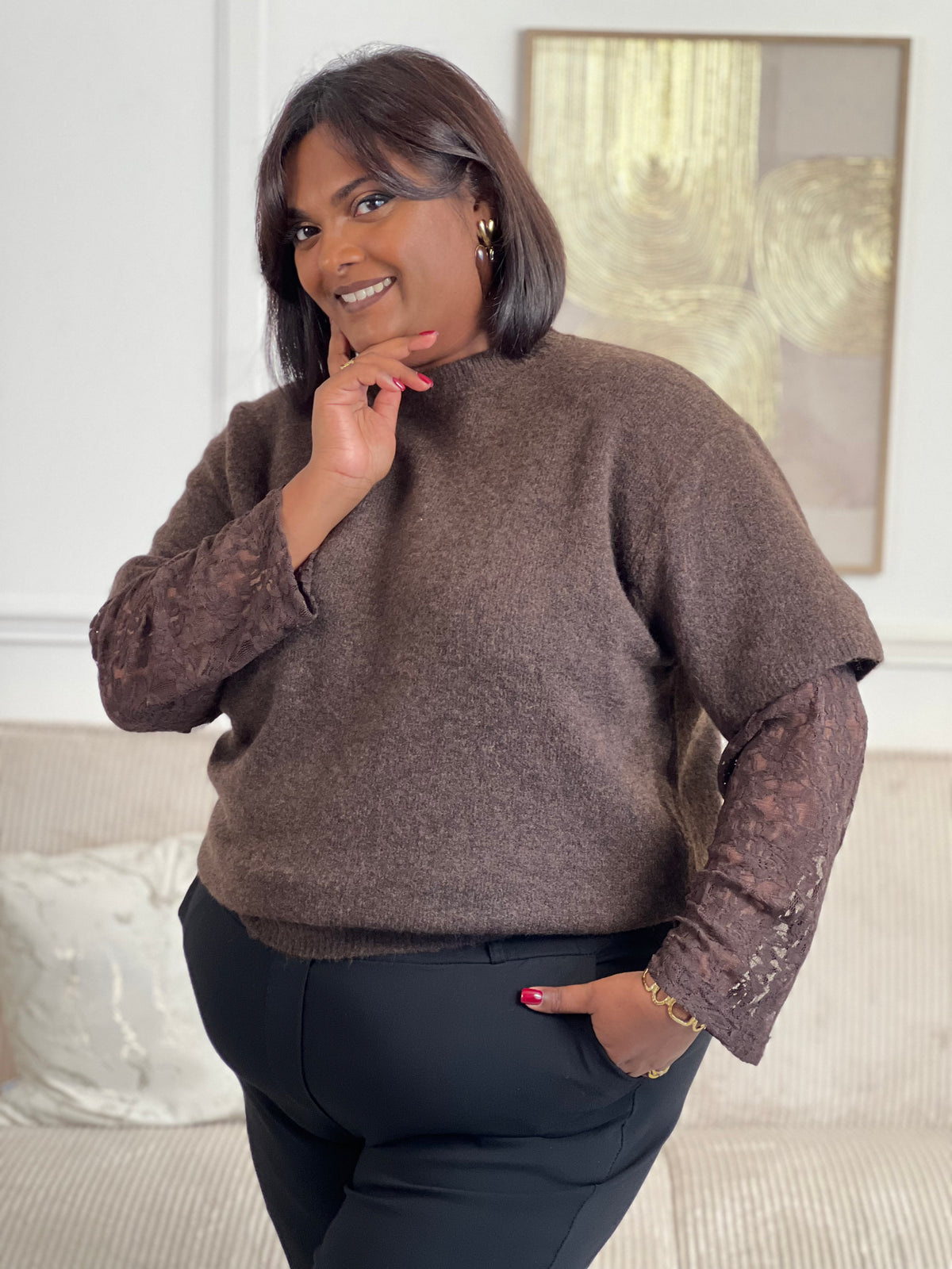 Un essentiel twisté avec élégance. Ce pull marron à manches longues en dentelle mêle douceur et transparence pour un style à la fois simple et raffiné.