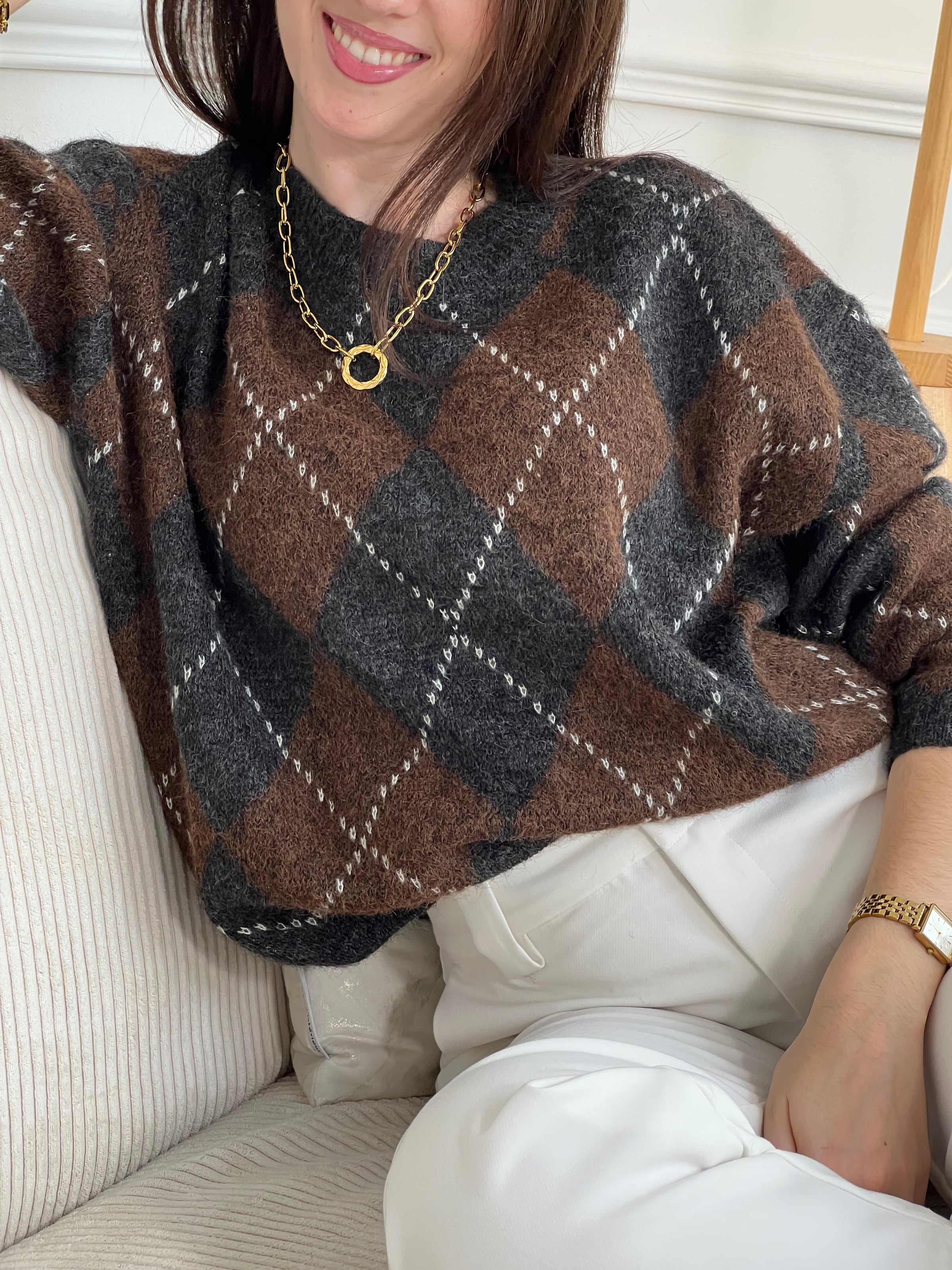 Pull femme Solea aux motifs losanges géométriques. Manches longues et col rond pour un style intemporel. Teintes harmonieuses de marron, écru et gris foncé qui s'associent facilement à vos tenues du quotidien.