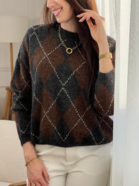 Pull femme Solea aux motifs losanges géométriques. Manches longues et col rond pour un style intemporel. Teintes harmonieuses de marron, écru et gris foncé qui s'associent facilement à vos tenues du quotidien.