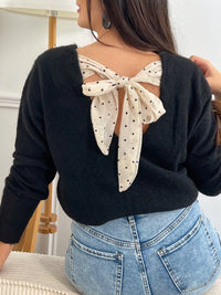 Indispensable et féminin, ce pull noir au dos nu en V séduit par son lien beige à nouer orné de petits cœurs noirs. Une pièce raffinée et moderne, facile à porter et parfaite pour apporter une touche de charme à vos looks du quotidien.