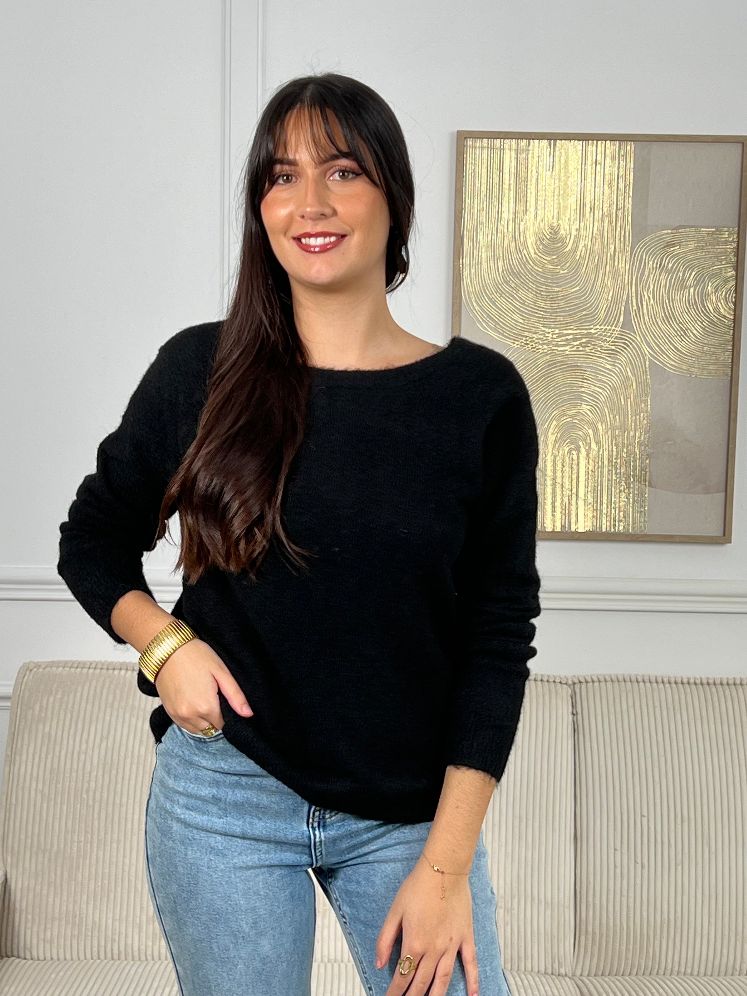 Indispensable et féminin, ce pull noir au dos nu en V séduit par son lien beige à nouer orné de petits cœurs noirs. Une pièce raffinée et moderne, facile à porter et parfaite pour apporter une touche de charme à vos looks du quotidien.