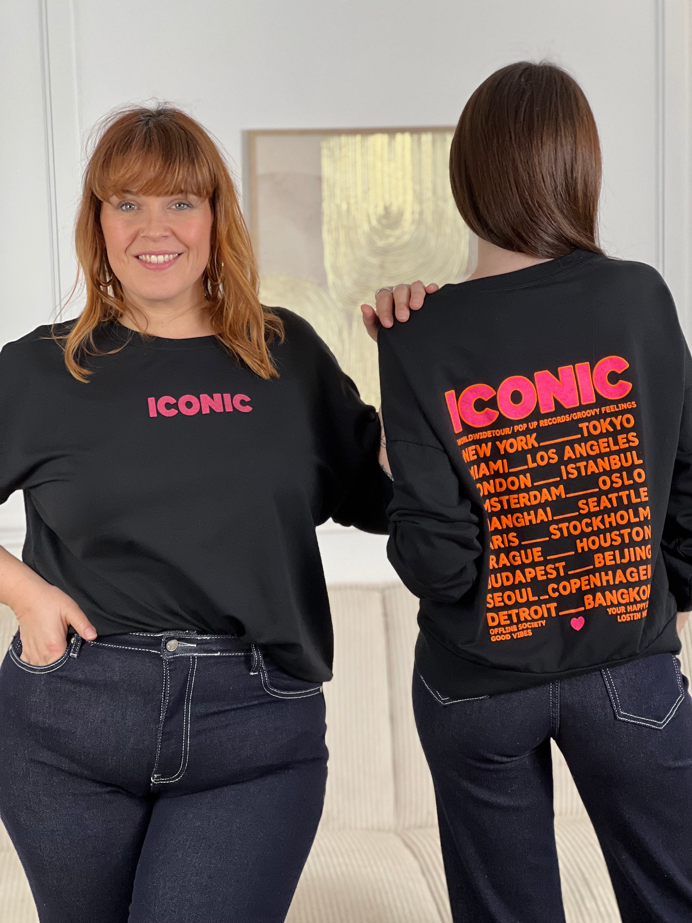 Notre sweat noir en coton, l'allié parfait pour affirmer votre style avec assurance. Coupe généreuse, ce sweat allie confort et originalité. Son col rond et ses manches longues offrent une chaleur douce, tandis que les inscriptions rose et orange fluo sur le devant et le dos créent un contraste vibrant et dynamique.&nbsp;