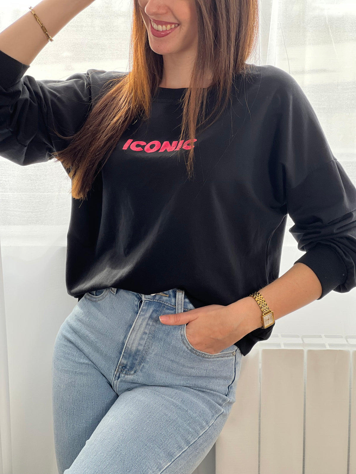Notre sweat noir en coton, l'allié parfait pour affirmer votre style avec assurance. Coupe généreuse, ce sweat allie confort et originalité. Son col rond et ses manches longues offrent une chaleur douce, tandis que les inscriptions rose et orange fluo sur le devant et le dos créent un contraste vibrant et dynamique.&nbsp;
