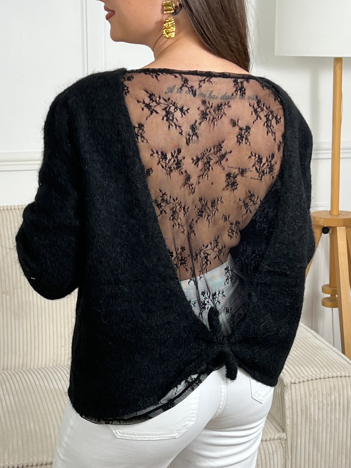 Découvrez le charme intemporel du pull Hélène, un tricot en laine noir qui allie élégance et féminité. Avec ses manches longues et son col rond classique, ce pull offre confort et chaleur au quotidien. Le détail signature ? Un dos nu orné de dentelle transparente à nouer, créant une silhouette sophistiquée et moderne.