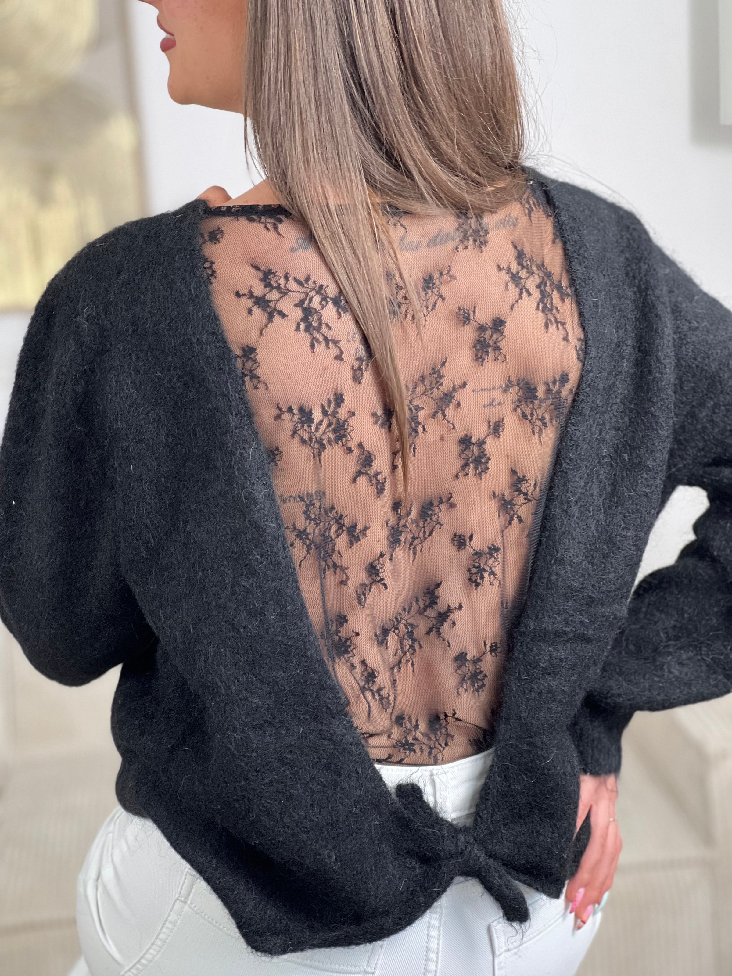 Découvrez le charme intemporel du pull Hélène, un tricot en laine noir qui allie élégance et féminité. Avec ses manches longues et son col rond classique, ce pull offre confort et chaleur au quotidien. Le détail signature ? Un dos nu orné de dentelle transparente à nouer, créant une silhouette sophistiquée et moderne.