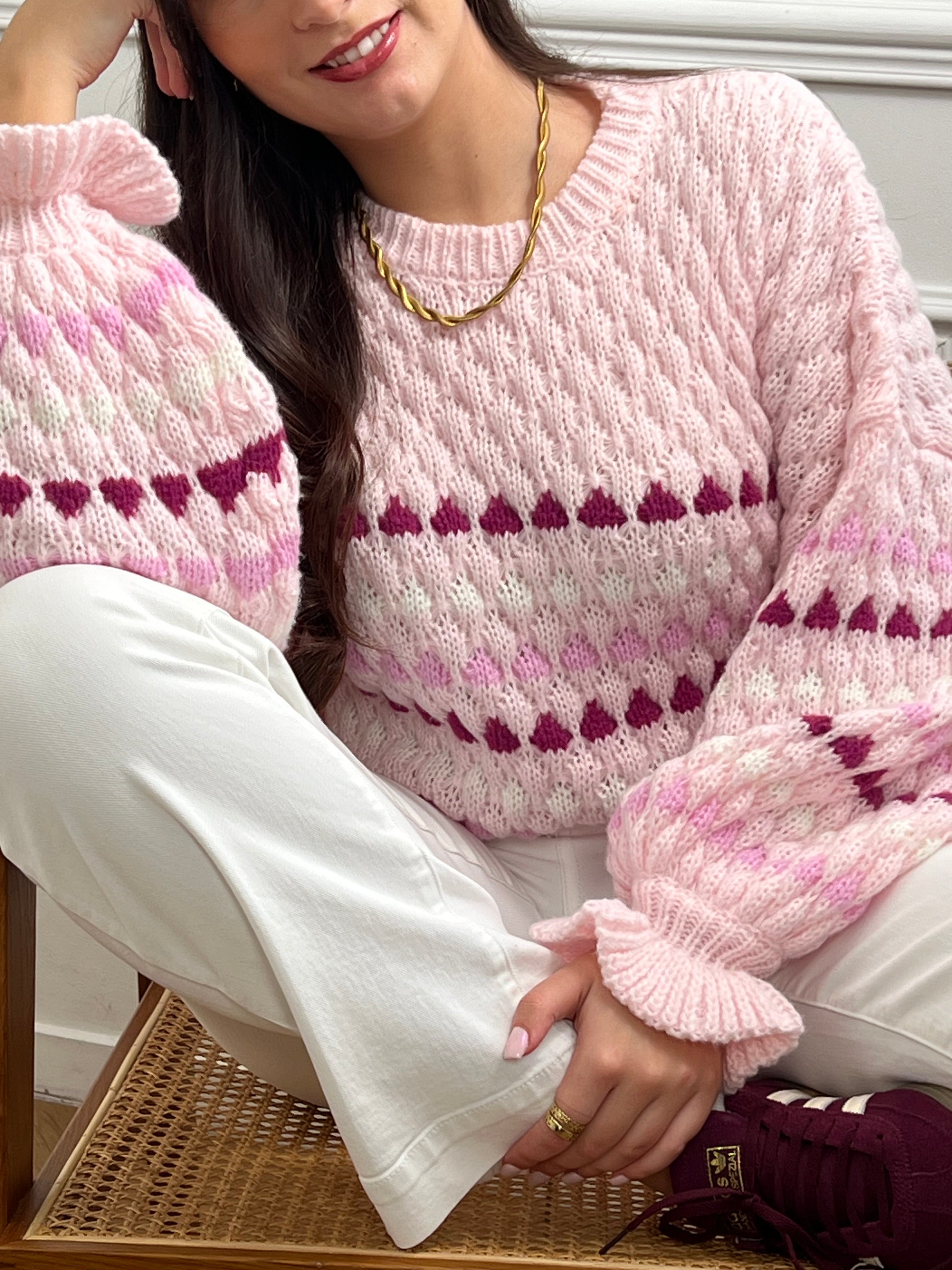 Découvrez le Pull Camelia, une pièce incontournable pour votre garde-robe hivernale. Confectionné en maille épaisse, ce pull femme offre chaleur et confort tout au long de la saison. Son style oversize épousera vos formes avec élégance, tandis que les manches longues bouffantes ajoutent une touche de féminité sophistiquée.&nbsp;