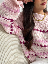 Découvrez le Pull Camelia, une pièce incontournable pour votre garde-robe hivernale. Confectionné en maille épaisse, ce pull femme offre chaleur et confort tout au long de la saison. Son style oversize épousera vos formes avec élégance, tandis que les manches longues bouffantes ajoutent une touche de féminité sophistiquée.&nbsp;