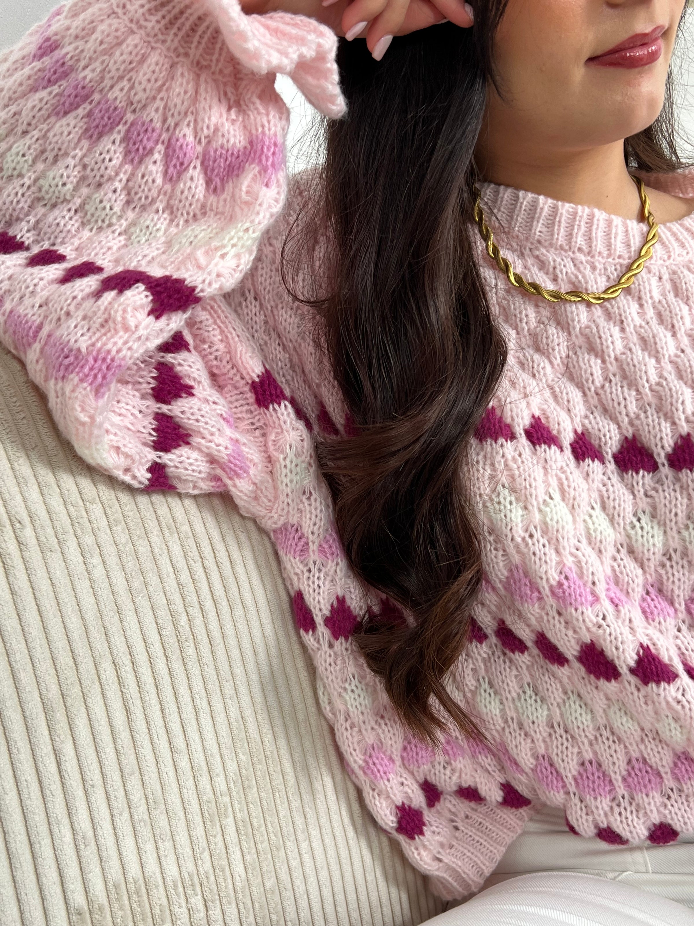 Découvrez le Pull Camelia, une pièce incontournable pour votre garde-robe hivernale. Confectionné en maille épaisse, ce pull femme offre chaleur et confort tout au long de la saison. Son style oversize épousera vos formes avec élégance, tandis que les manches longues bouffantes ajoutent une touche de féminité sophistiquée.&nbsp;