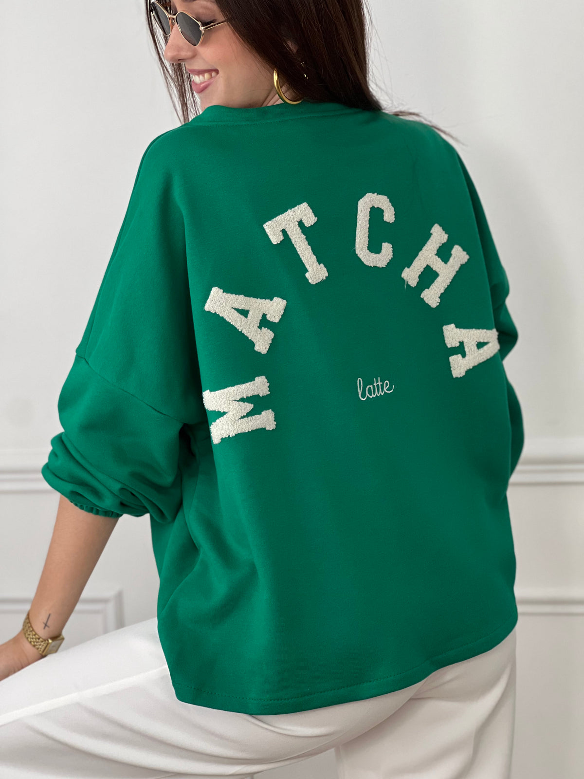 Craquez pour ce sweat vert femme à la coupe large, confortable et tendance. Doté d’un col rond, de manches longues avec élastique aux poignets, il est confectionné en 100 % coton. Son inscription “Matcha latte” en blanc au dos apporte une touche originale à ce modèle vert et blanc parfait pour un look casual.