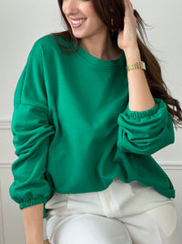 Craquez pour ce sweat vert femme à la coupe large, confortable et tendance. Doté d’un col rond, de manches longues avec élastique aux poignets, il est confectionné en 100 % coton. Son inscription “Matcha latte” en blanc au dos apporte une touche originale à ce modèle vert et blanc parfait pour un look casual.