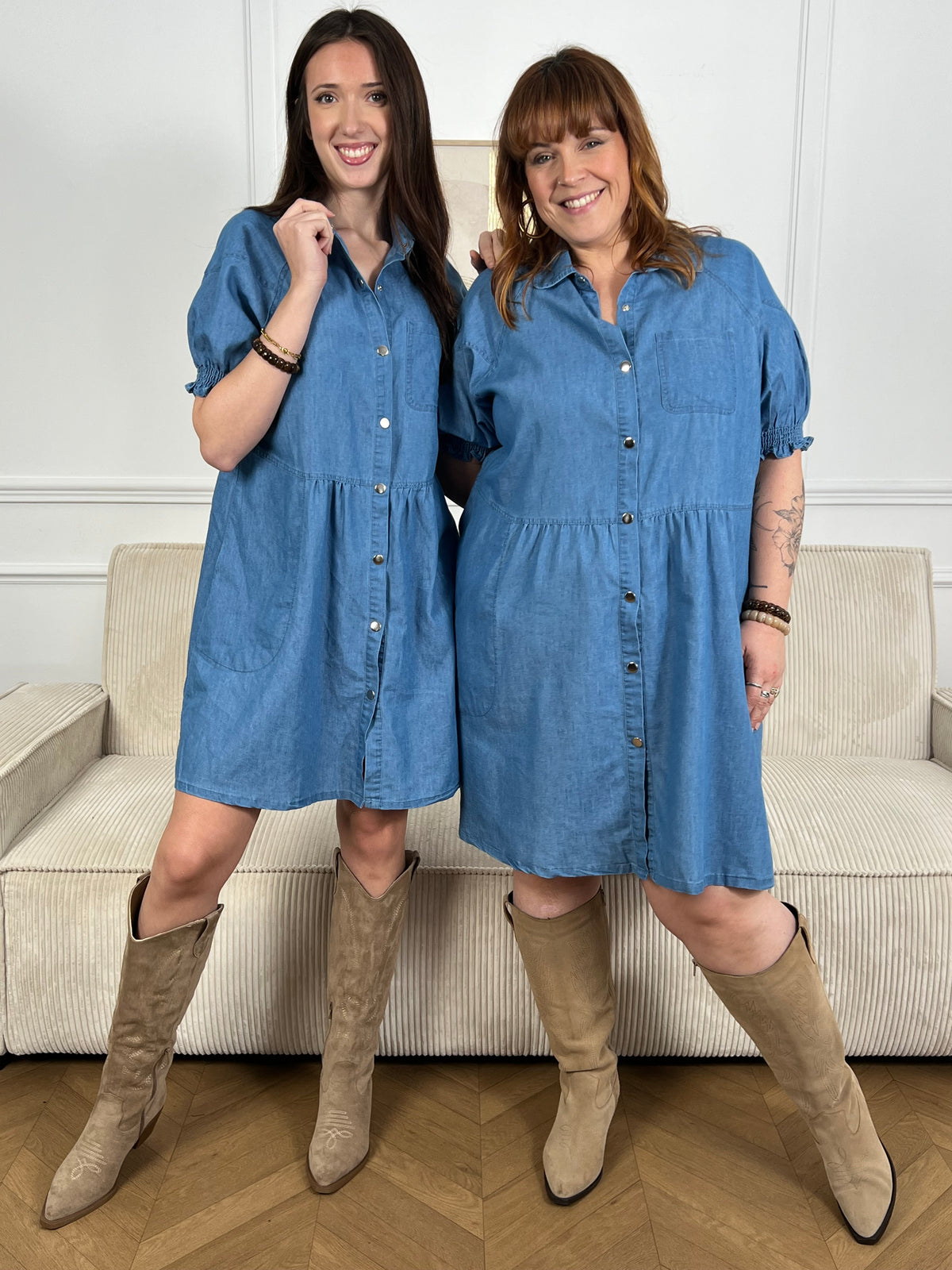 Robe bleue incontournable en pur coton, conçue pour les femmes du 34 au 50. Dotée d'un col chemise élégant et de manches courtes élastiques, elle offre confort et liberté de mouvement. Les boutons à pression sur toute la longueur permettent un ajustement facile, tandis que les trois poches pratiques (une à la poitrine, deux latérales) ajoutent fonctionnalité au style.