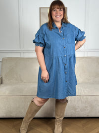 Robe bleue incontournable en pur coton, conçue pour les femmes du 34 au 50. Dotée d'un col chemise élégant et de manches courtes élastiques, elle offre confort et liberté de mouvement. Les boutons à pression sur toute la longueur permettent un ajustement facile, tandis que les trois poches pratiques (une à la poitrine, deux latérales) ajoutent fonctionnalité au style.