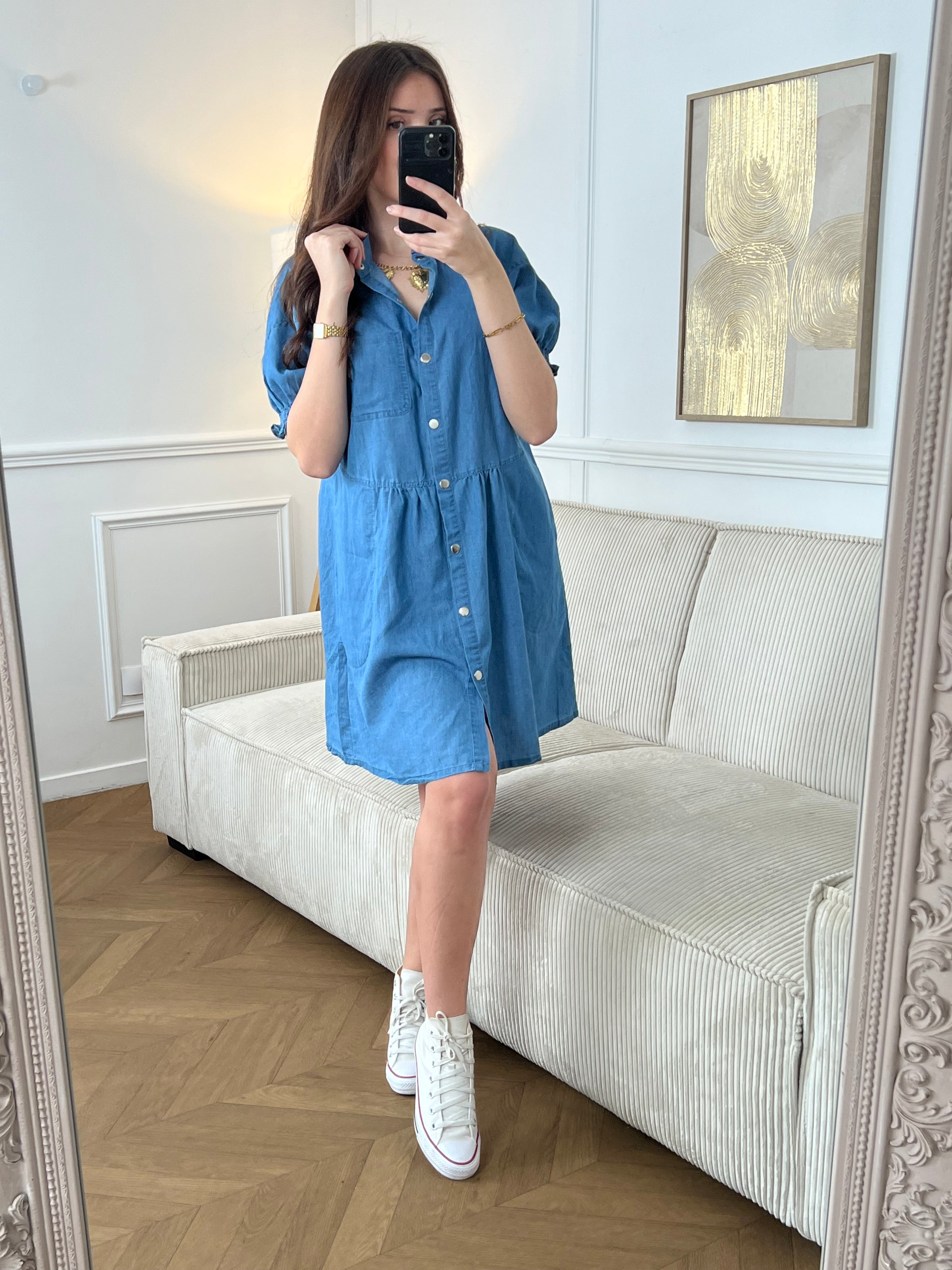 Robe bleue incontournable en pur coton, conçue pour les femmes du 34 au 50. Dotée d'un col chemise élégant et de manches courtes élastiques, elle offre confort et liberté de mouvement. Les boutons à pression sur toute la longueur permettent un ajustement facile, tandis que les trois poches pratiques (une à la poitrine, deux latérales) ajoutent fonctionnalité au style.