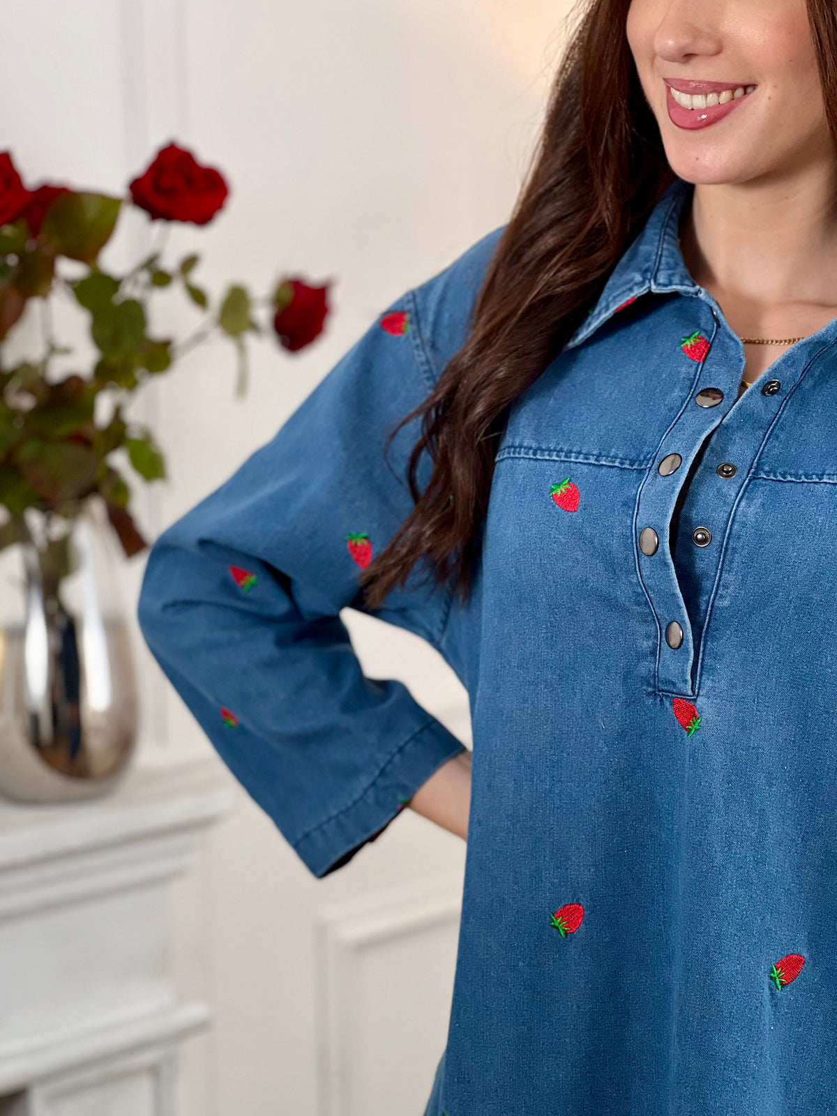 Craquez pour cette robe en jean femme au style à la fois casual et original. Dotée d’un col chemise, d’une coupe droite et de manches longues, elle se ferme par des boutons sur toute la longueur et aux poignets. Ses poches latérales ajoutent une touche pratique, tandis que ses motifs fraises apportent une note fun et colorée aux tons bleu, rouge et vert.