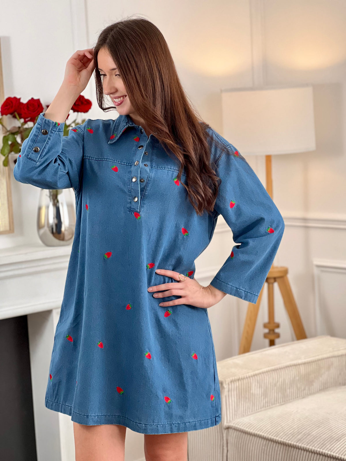 Craquez pour cette robe en jean femme au style à la fois casual et original. Dotée d’un col chemise, d’une coupe droite et de manches longues, elle se ferme par des boutons sur toute la longueur et aux poignets. Ses poches latérales ajoutent une touche pratique, tandis que ses motifs fraises apportent une note fun et colorée aux tons bleu, rouge et vert.