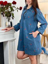 Craquez pour cette robe en jean femme au style à la fois casual et original. Dotée d’un col chemise, d’une coupe droite et de manches longues, elle se ferme par des boutons sur toute la longueur et aux poignets. Ses poches latérales ajoutent une touche pratique, tandis que ses motifs fraises apportent une note fun et colorée aux tons bleu, rouge et vert.