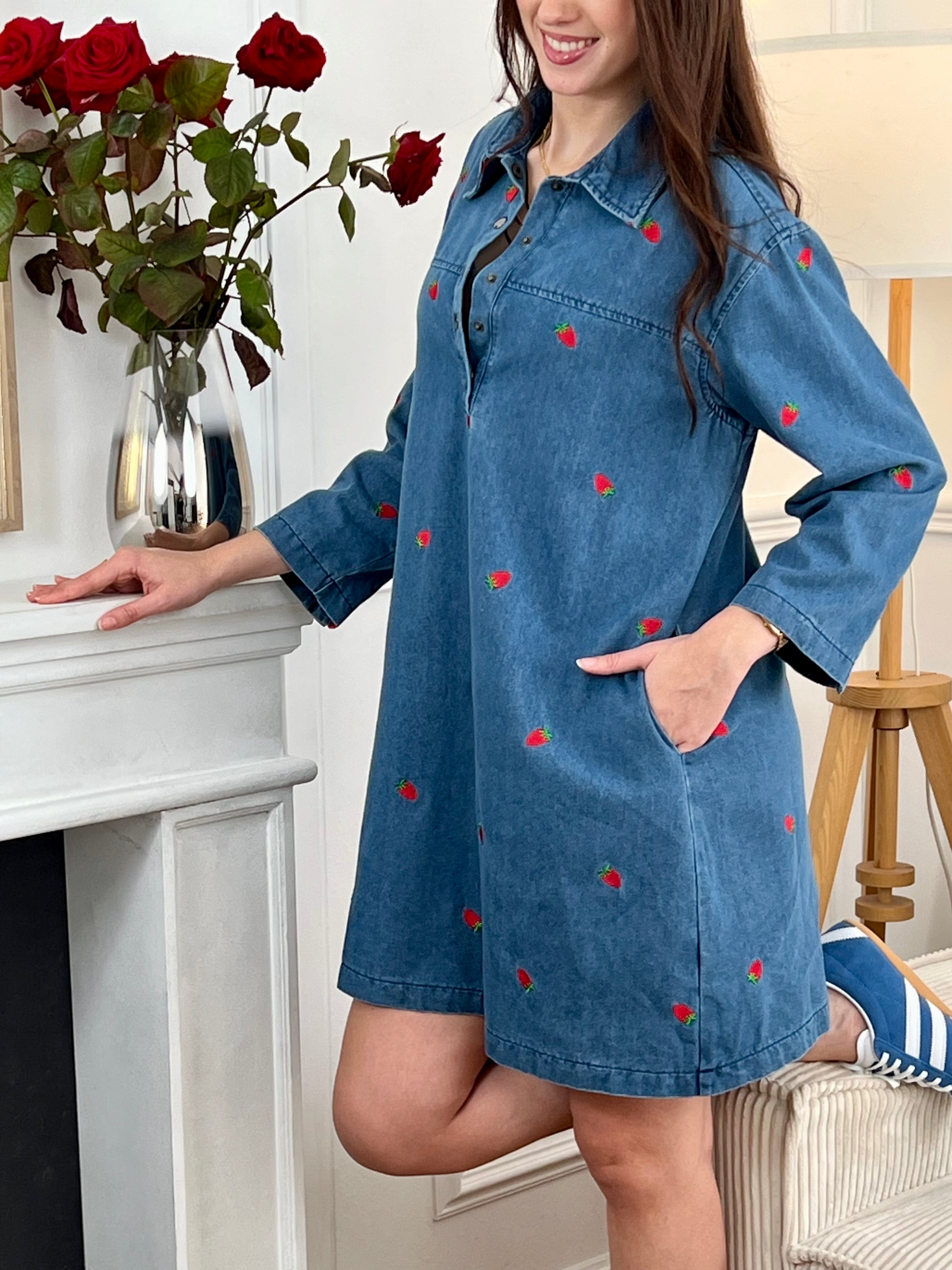 Craquez pour cette robe en jean femme au style à la fois casual et original. Dotée d’un col chemise, d’une coupe droite et de manches longues, elle se ferme par des boutons sur toute la longueur et aux poignets. Ses poches latérales ajoutent une touche pratique, tandis que ses motifs fraises apportent une note fun et colorée aux tons bleu, rouge et vert.