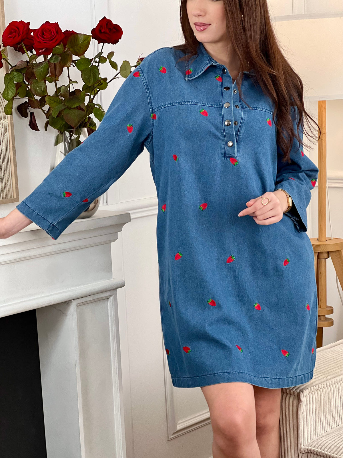 Craquez pour cette robe en jean femme au style à la fois casual et original. Dotée d’un col chemise, d’une coupe droite et de manches longues, elle se ferme par des boutons sur toute la longueur et aux poignets. Ses poches latérales ajoutent une touche pratique, tandis que ses motifs fraises apportent une note fun et colorée aux tons bleu, rouge et vert.