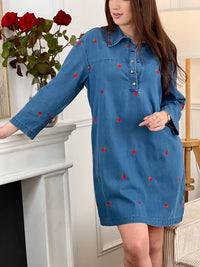 Craquez pour cette robe en jean femme au style à la fois casual et original. Dotée d’un col chemise, d’une coupe droite et de manches longues, elle se ferme par des boutons sur toute la longueur et aux poignets. Ses poches latérales ajoutent une touche pratique, tandis que ses motifs fraises apportent une note fun et colorée aux tons bleu, rouge et vert.