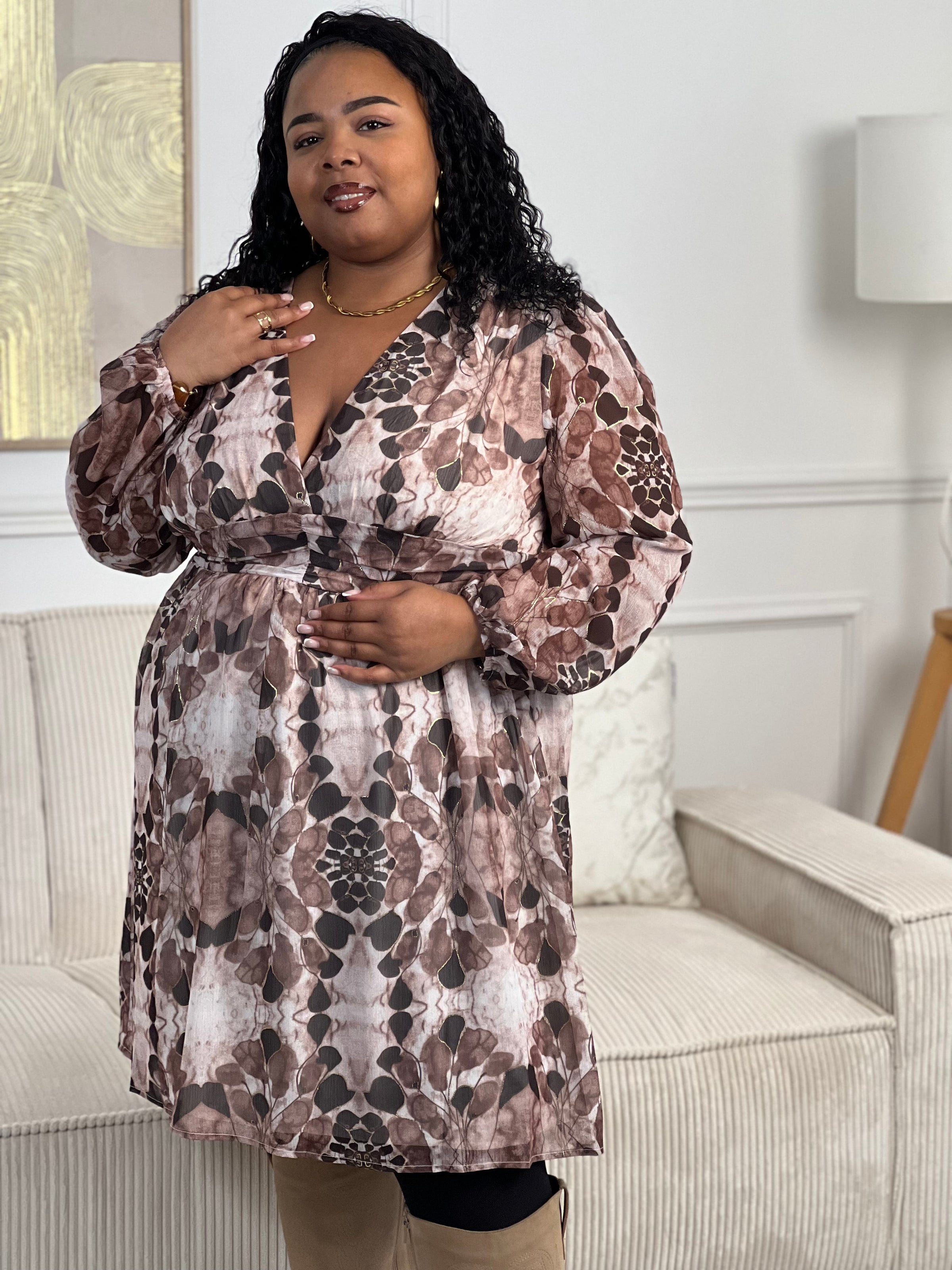 Affichez votre style avec la robe courte Elma. Dotée de manches longues, d'un col en V plongeant et de détails en fil doré, cette robe grande taille offre un confort optimal grâce à sa taille élastique au dos et ses poignets élastiques.