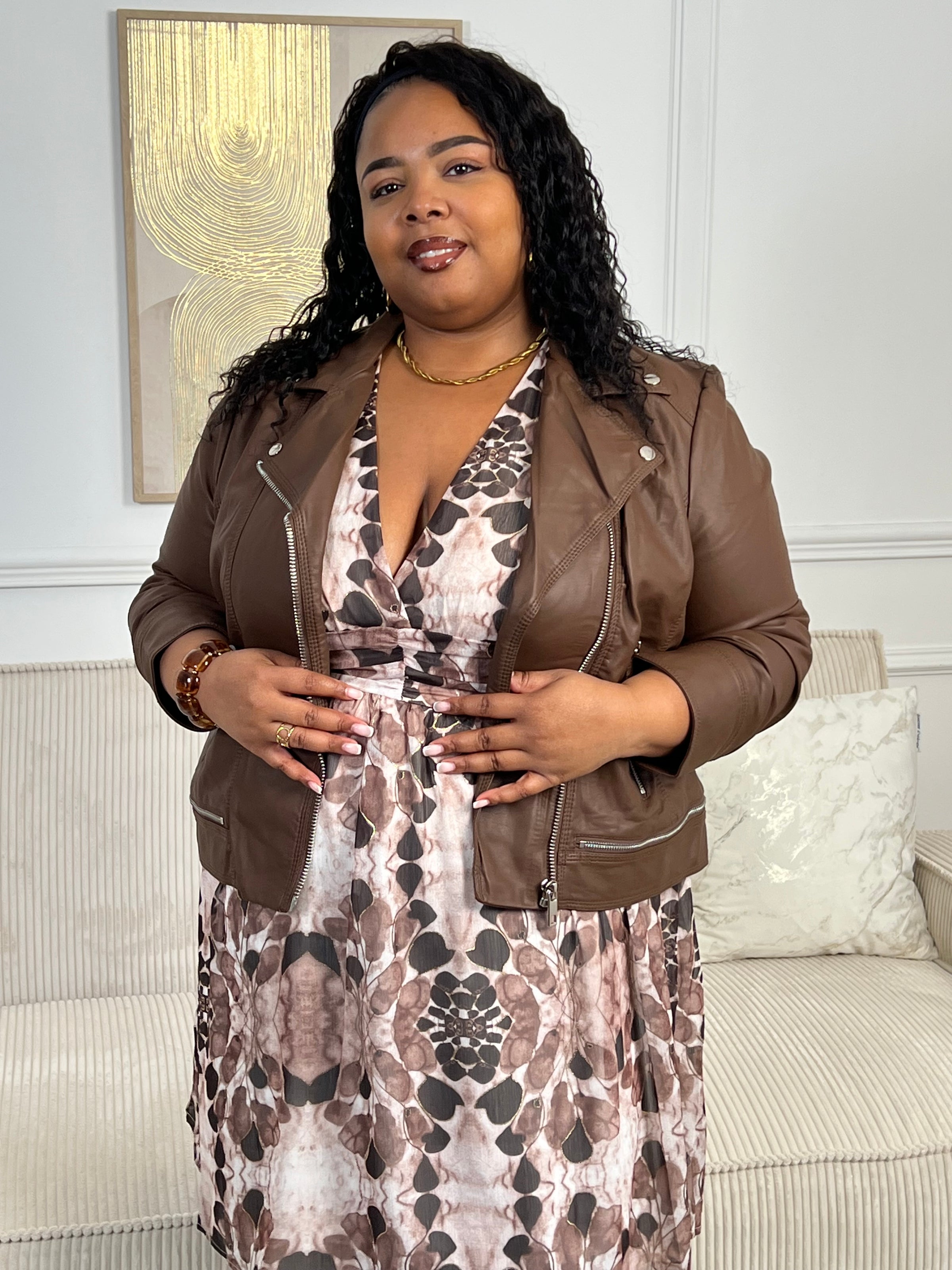 Affichez votre style avec la robe courte Elma. Dotée de manches longues, d'un col en V plongeant et de détails en fil doré, cette robe grande taille offre un confort optimal grâce à sa taille élastique au dos et ses poignets élastiques.