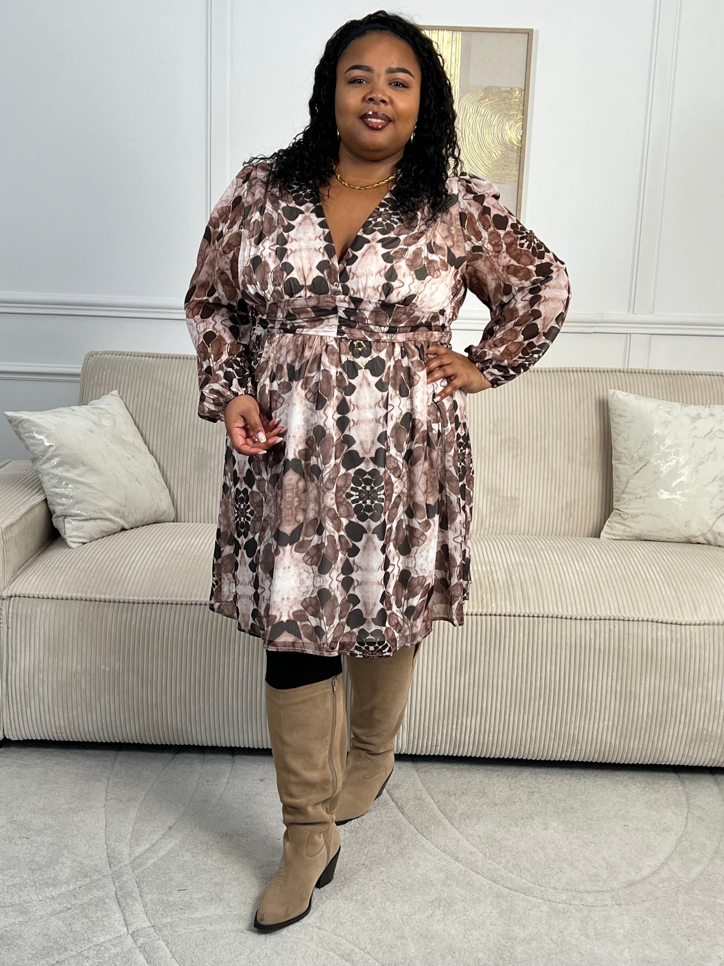 Affichez votre style avec la robe courte Elma. Dotée de manches longues, d'un col en V plongeant et de détails en fil doré, cette robe grande taille offre un confort optimal grâce à sa taille élastique au dos et ses poignets élastiques.