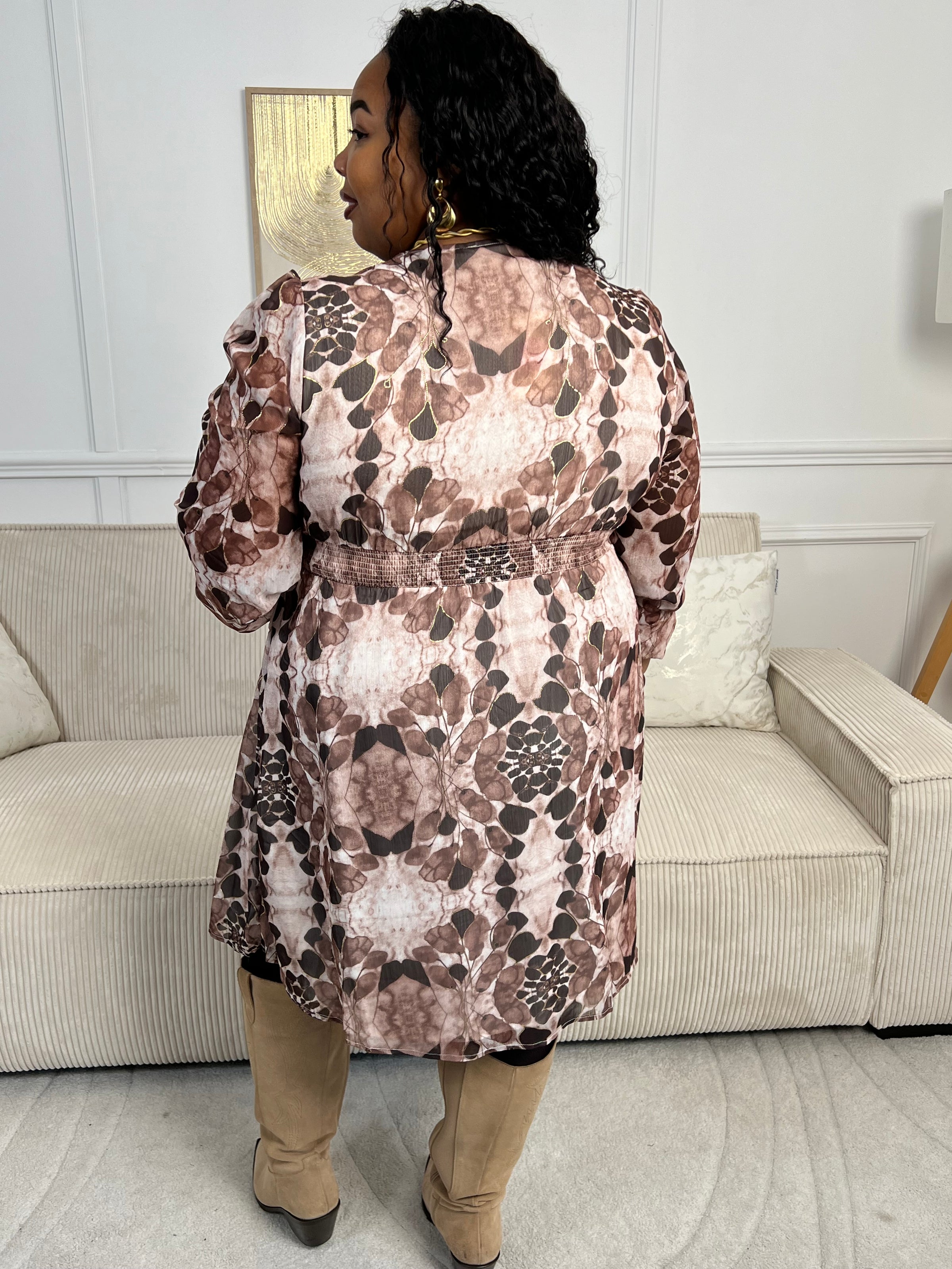 Affichez votre style avec la robe courte Elma. Dotée de manches longues, d'un col en V plongeant et de détails en fil doré, cette robe grande taille offre un confort optimal grâce à sa taille élastique au dos et ses poignets élastiques.